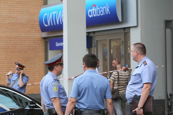 Сотрудники правоохранительных органов работают в отделении Сити-банка, где был совершен вооруженный налет Сотрудники правоохранительных органов работают в отделении Сити-банка, где был совершен вооруженный налет