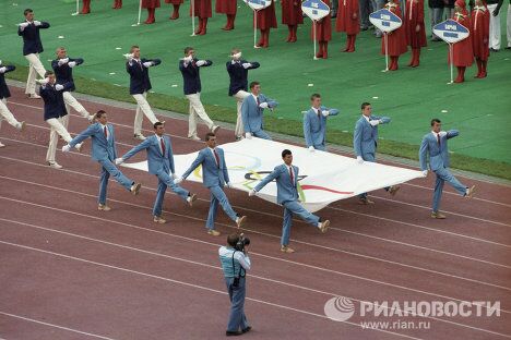 Вынос олимпийского флага Вынос олимпийского флага