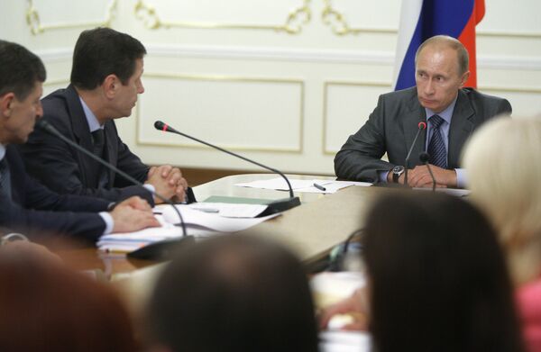 Премьер-министр РФ Владимир Путин и вице-премьер РФ Александр Жуков (справа налево). Архив Премьер-министр РФ Владимир Путин и вице-премьер РФ Александр Жуков (справа налево). Архив