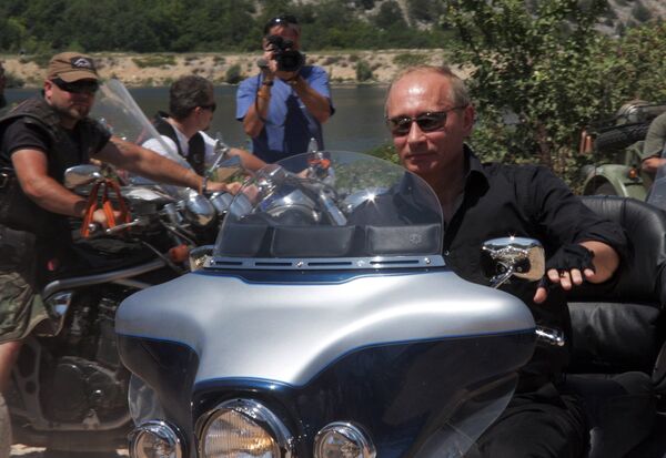 Путин приехал на байк-шоу в Севастополе Путин приехал на байк-шоу в Севастополе