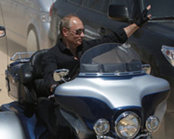 Путин приехал на байк-шоу под Севастополем на Харли Девидсоне Путин приехал на байк-шоу под Севастополем на Харли Девидсоне