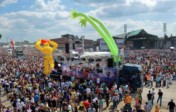 Love Parade в немецком городе Дуйсбург Love Parade в немецком городе Дуйсбург