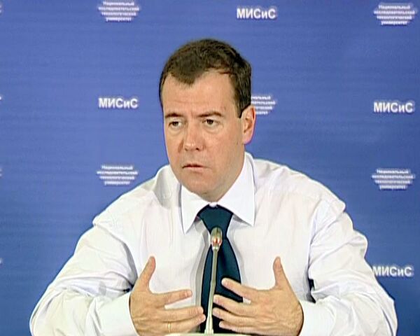 Медведев без пиджака поговорил с инвесторами об инновациях Медведев без пиджака поговорил с инвесторами об инновациях