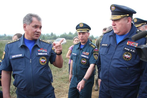 Министр РФ по делам гражданской обороны, чрезвычайным ситуациям и ликвидации последствий стихийных бедствий Сергей Шойгу принял участие в тушении горящих торфяников. Архив Министр РФ по делам гражданской обороны, чрезвычайным ситуациям и ликвидации последствий стихийных бедствий Сергей Шойгу принял участие в тушении горящих торфяников. Архив