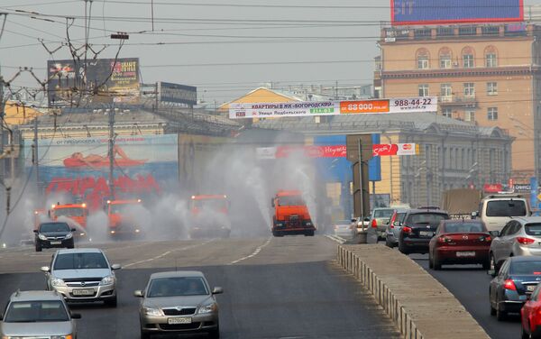 Поливка улиц в центре Москвы. Архив Поливка улиц в центре Москвы. Архив