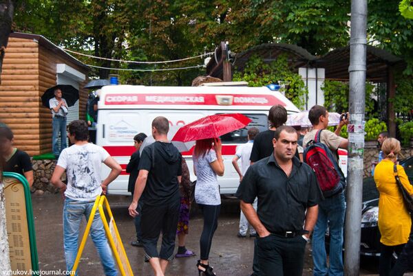 В Пятигорске взорвали машину рядом с кафе В Пятигорске взорвали машину рядом с кафе