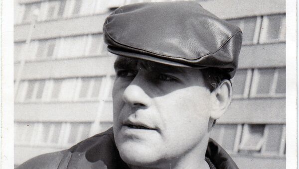 Писатель Сергей Довлатов на фоне таллинского дома печати. 1974 год Писатель Сергей Довлатов на фоне таллинского дома печати. 1974 год