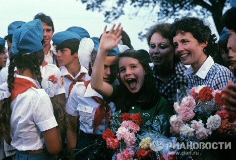 Саманта Смит в лагере Артек с пионерами Саманта Смит в лагере Артек с пионерами