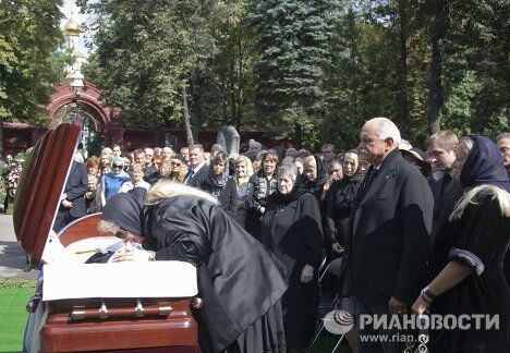 На похоронах поэта Сергея Михалкова на Новодевичьем кладбище в Москве На похоронах поэта Сергея Михалкова на Новодевичьем кладбище в Москве