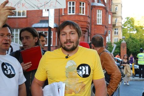 Митинг в Лондоне в поддержку Стратегии 31. Экс-глава компании Евросеть Евгений Чичваркин, как и обещал, был в желтой майке Митинг в Лондоне в поддержку Стратегии 31. Экс-глава компании Евросеть Евгений Чичваркин, как и обещал, был в желтой майке