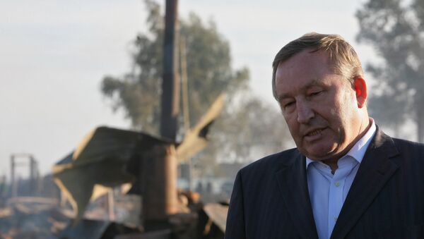 Губернатор Алтайского края Александр Карлин в сгоревшей деревне Николаевка Губернатор Алтайского края Александр Карлин в сгоревшей деревне Николаевка
