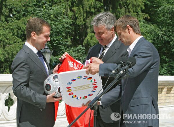 Президент РФ встретился с игроками сборной России по футболу Президент РФ встретился с игроками сборной России по футболу