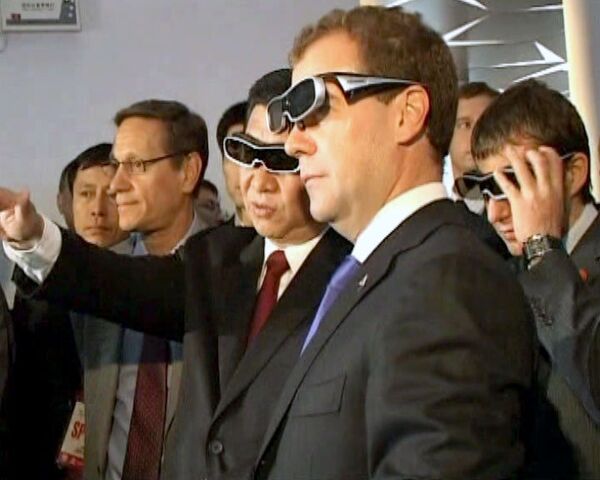 Медведев на ЭКСПО-2010 увидел олимпийский Сочи в 3D-формате Медведев на ЭКСПО-2010 увидел олимпийский Сочи в 3D-формате