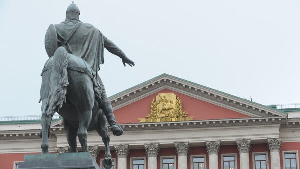 Здание Мэрии Москвы и памятник Юрию Долгорукому. Архив Здание Мэрии Москвы и памятник Юрию Долгорукому. Архив