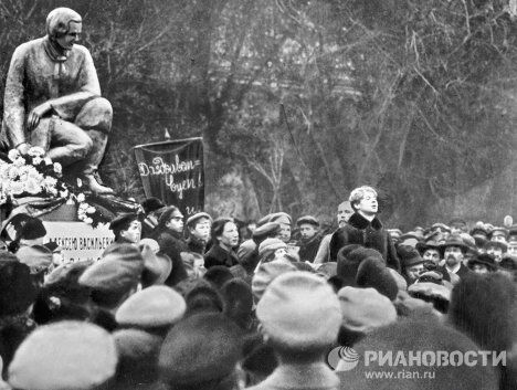 Сергей Есенин на открытии памятника Кольцову Сергей Есенин на открытии памятника Кольцову