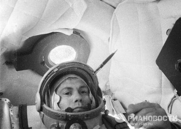 Космонавт Павел Попович в кабине космического корабля Восток-4 Космонавт Павел Попович в кабине космического корабля Восток-4