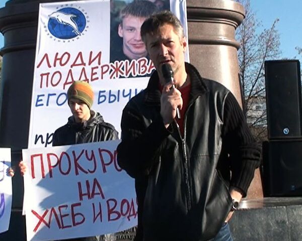 Сотни человек вышли на улицы Екатеринбурга в поддержку Бычкова Сотни человек вышли на улицы Екатеринбурга в поддержку Бычкова