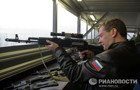 Президент РФ Д.Медведев посетил Центр переподготовки и повышения квалификации стрелков под Солнечногорском Президент РФ Д.Медведев посетил Центр переподготовки и повышения квалификации стрелков под Солнечногорском