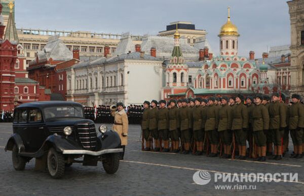 Марш в честь 69-й годовщины парада 7 ноября 1941 года Марш в честь 69-й годовщины парада 7 ноября 1941 года
