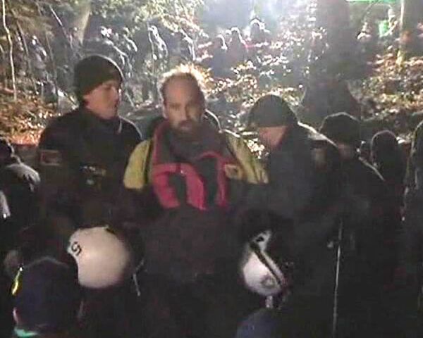Экологи пытаются задержать поезд с радиоактивными отходами в Германии Экологи пытаются задержать поезд с радиоактивными отходами в Германии