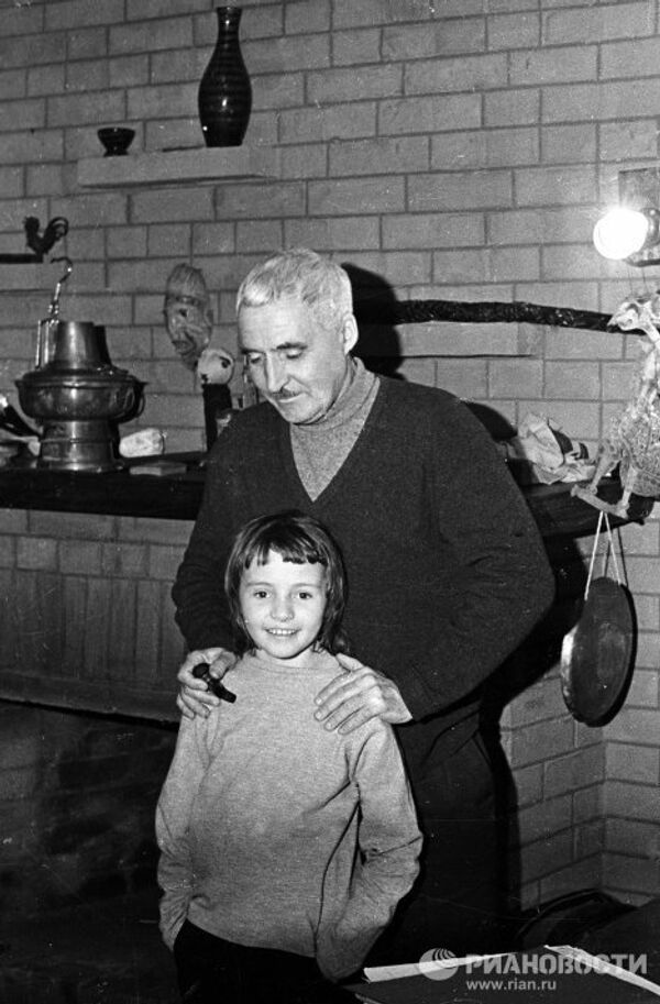 Писатель Константин Симонов с дочерью. Писатель Константин Симонов с дочерью.