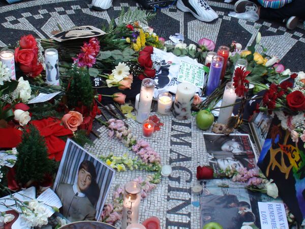 Земляничные поляны спустя 30 лет после убийства Джона Леннона. Нью-Йорк. Земляничные поляны спустя 30 лет после убийства Джона Леннона. Нью-Йорк.