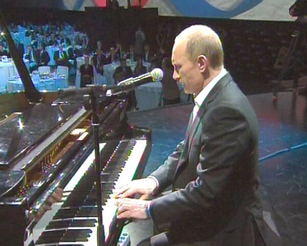 Путин спел песню с джаз-бэндом и сыграл на рояле Путин спел песню с джаз-бэндом и сыграл на рояле