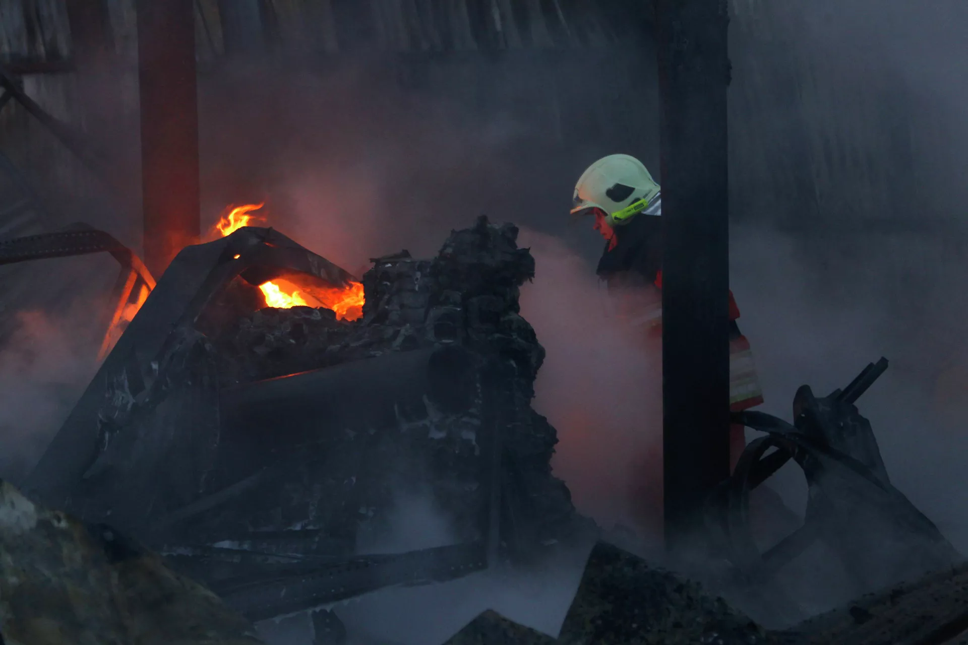 Тушение пожара на складе с мебелью на северо-востоке Москвы - РИА Новости, 1920, 27.11.2020