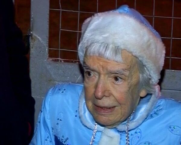 Людмила Алексеева пришла на Триумфальную площадь в костюме Снегурочки Людмила Алексеева пришла на Триумфальную площадь в костюме Снегурочки