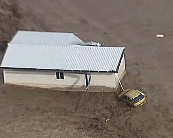Потоки воды смывают машины и заливают дома в Австралии Потоки воды смывают машины и заливают дома в Австралии