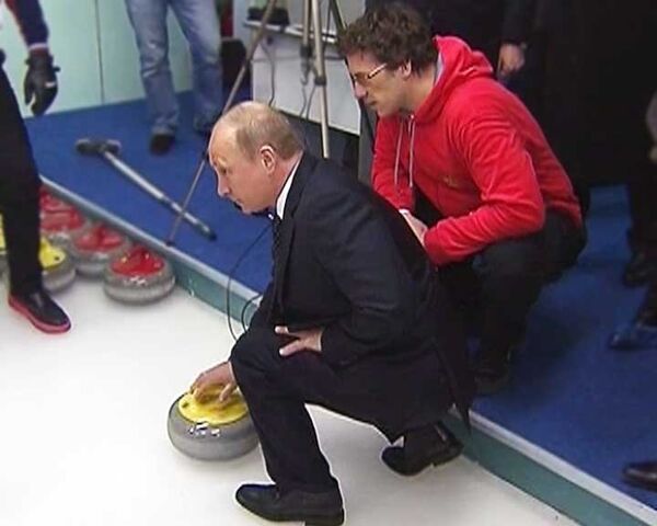 Путин сыграл в керлинг и получил подарок от победителей ЧМ по хоккею Путин сыграл в керлинг и получил подарок от победителей ЧМ по хоккею