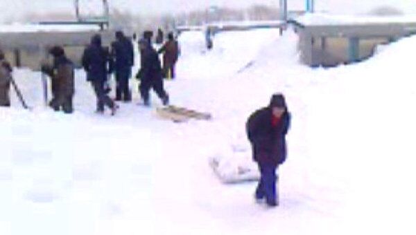 На крыше завода в Чувашии дворники убирают сугробы высотой полметра На крыше завода в Чувашии дворники убирают сугробы высотой полметра
