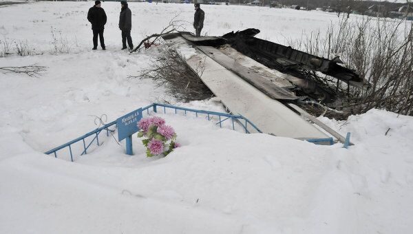 Крыло разбившегося Ан-148 в центре с. Гарбузово Крыло разбившегося Ан-148 в центре с. Гарбузово