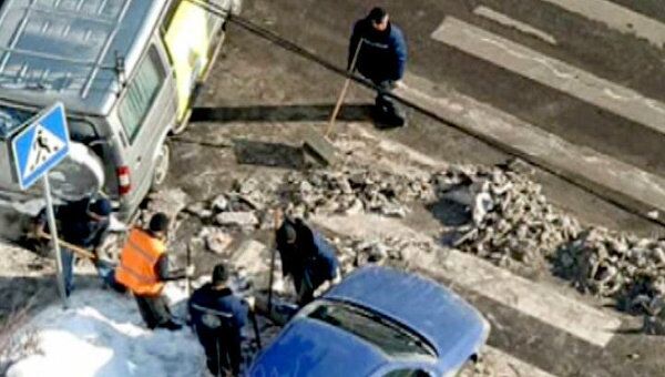 Коммунальщики убирают кучи грязного снега с московских обочин Коммунальщики убирают кучи грязного снега с московских обочин