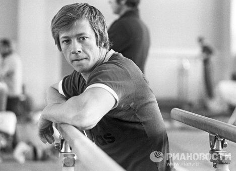 Чемпион мира по спортивной гимнастике Николай Андрианов на тренировке Чемпион мира по спортивной гимнастике Николай Андрианов на тренировке