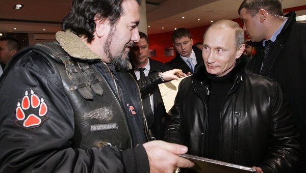 В.Путин встретился с представителями байкерского движения Ночные волки и посмотрел вместе с ними товарищеский матч В.Путин встретился с представителями байкерского движения Ночные волки и посмотрел вместе с ними товарищеский матч