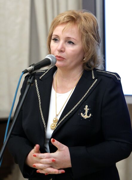 Супруга премьер-министра РФ Людмила Путина на церемонии вручения Горьковской литературной премии за 2010 год Супруга премьер-министра РФ Людмила Путина на церемонии вручения Горьковской литературной премии за 2010 год