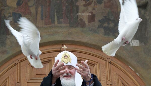 Патриарх Кирилл выпустил в небо голубей в честь праздника Благовещения Патриарх Кирилл выпустил в небо голубей в честь праздника Благовещения