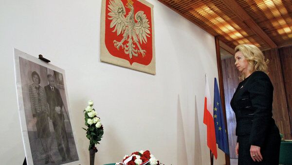Супруга президента РФ С.Медведева посетила посольство Польши в день годовщины трагедии под Смоленском Супруга президента РФ С.Медведева посетила посольство Польши в день годовщины трагедии под Смоленском