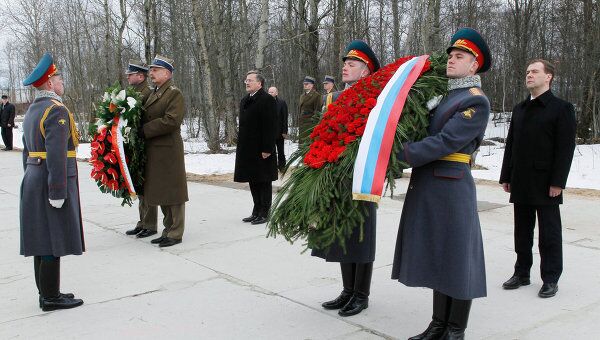 Дмитрий Медведев и Бронислав Коморовский на месте крушения самолета польского президента Леха Качиньского Дмитрий Медведев и Бронислав Коморовский на месте крушения самолета польского президента Леха Качиньского