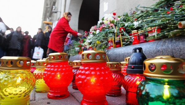 Возложение цветов в память о погибших при взрыве в Минске Возложение цветов в память о погибших при взрыве в Минске
