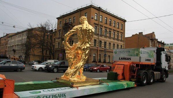 Скульптурная группа Самсон, разрывающий пасть льву едет из мастерской в Петергоф Скульптурная группа Самсон, разрывающий пасть льву едет из мастерской в Петергоф