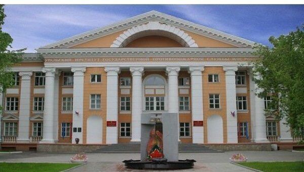Фасад здания Уральского института государственной противопожарной службы МЧС РФ Фасад здания Уральского института государственной противопожарной службы МЧС РФ