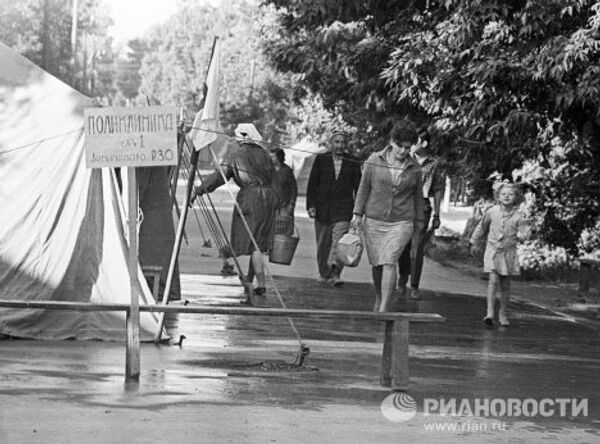 Палаточный городок в Ташкенте после землетрясения Палаточный городок в Ташкенте после землетрясения