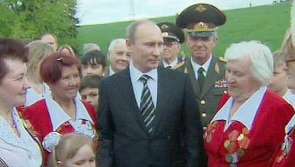 Путин с ветеранами и школьниками почтил память защитников Сталинграда Путин с ветеранами и школьниками почтил память защитников Сталинграда