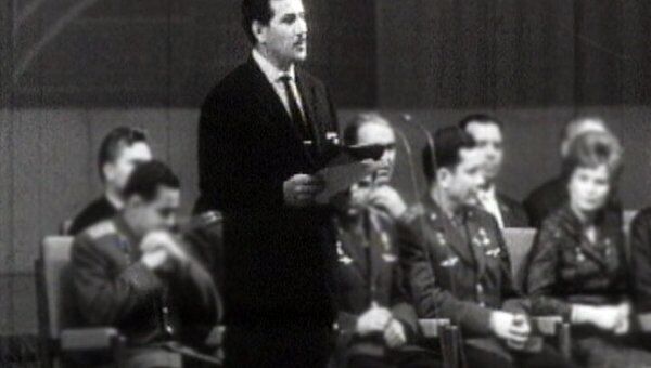 Чухрай награждает победителей III Московского кинофестиваля. 1963 год Чухрай награждает победителей III Московского кинофестиваля. 1963 год