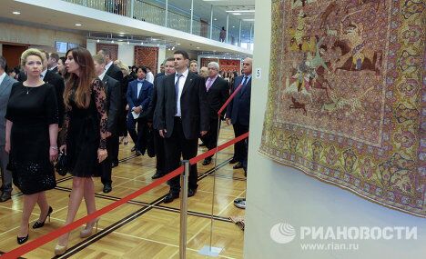 Светлана Медведева и Мехрибан Алиева на выставке азербайджанских ковров и образцов медницкого дела в Государственном Кремлевском дворце Светлана Медведева и Мехрибан Алиева на выставке азербайджанских ковров и образцов медницкого дела в Государственном Кремлевском дворце