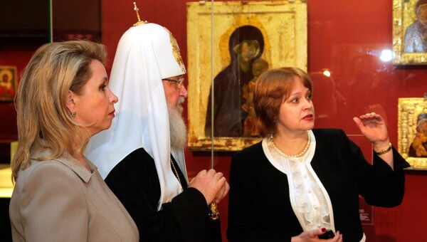 Супруга президента РФ С.Медведева и патриарх Кирилл посетили выставку Святая Русь Супруга президента РФ С.Медведева и патриарх Кирилл посетили выставку Святая Русь