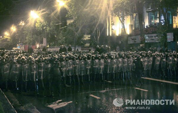 Грузинский спецназ рагоняет оппозиционный митинг на проспекте Руставели в Тбилиси Грузинский спецназ рагоняет оппозиционный митинг на проспекте Руставели в Тбилиси