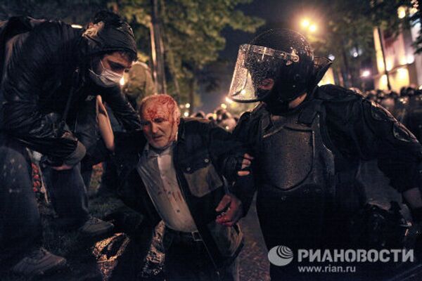 Разгон митинга оппозиции на проспекте Руставели в Тбилиси Разгон митинга оппозиции на проспекте Руставели в Тбилиси